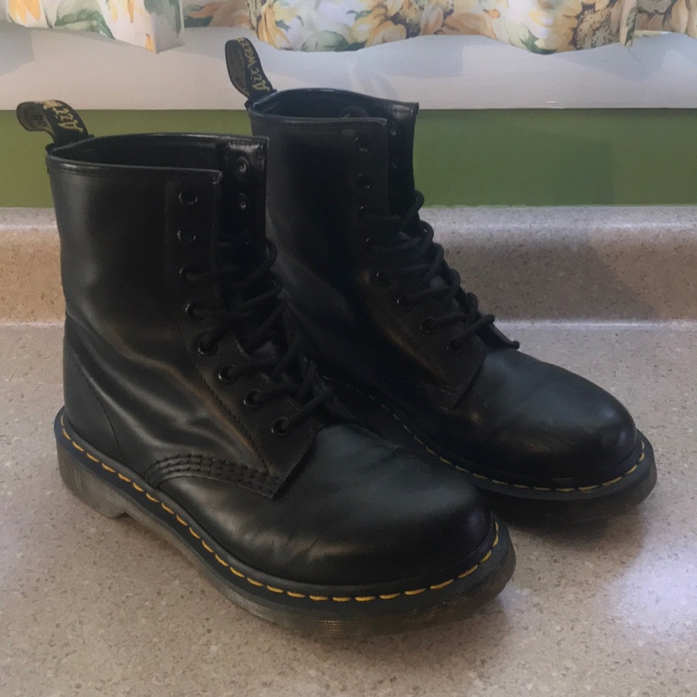 DR. MARTENS WOMEN’ S 1460 Smooth